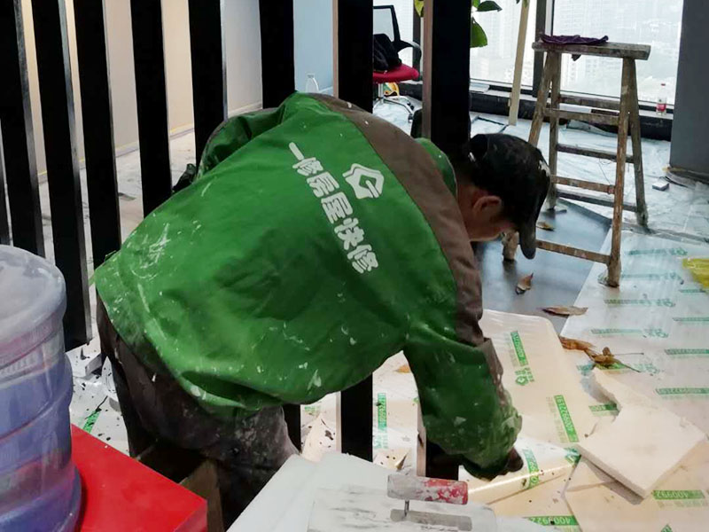 隔斷油漆翻新：首先用粗砂紙把需要刷油漆的地方都打磨一遍，注意轉角的地方不要打磨的太厲害，然后用布沾水，弄成半濕狀，把剛打磨完的粉末都擦干凈。拿細砂紙再重新打磨一遍，同樣要注意轉角處。再用沾水布把粉末清理干凈。就可以開始刷漆，刷漆的規(guī)則是從上到下，從左到右。