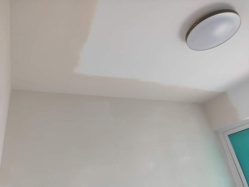 墻面翻新裝修：1、短期內(nèi)：對于購買的二手房墻面，如果是裝修沒多久，那么在進(jìn)行墻面處理的時候，原先的耐水膩子可以保留一些，不用完全的鏟掉；用鋼刷和砂紙進(jìn)行打磨墻面，打磨后即可重新涂刷乳膠漆。 2、時間間隔太久：如果是五年以上的耐水膩子，由于材料老化，在二次刷漆的時候，就必須全部鏟除至墻底，否則的話會影響今后墻面乳膠漆的施工質(zhì)量和裝修后的長期使用效果。