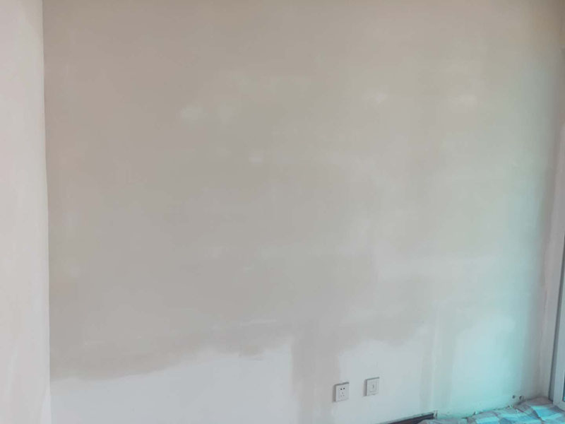 墻面翻新裝修：1、短期內(nèi)：對于購買的二手房墻面，如果是裝修沒多久，那么在進(jìn)行墻面處理的時候，原先的耐水膩子可以保留一些，不用完全的鏟掉；用鋼刷和砂紙進(jìn)行打磨墻面，打磨后即可重新涂刷乳膠漆。 2、時間間隔太久：如果是五年以上的耐水膩子，由于材料老化，在二次刷漆的時候，就必須全部鏟除至墻底，否則的話會影響今后墻面乳膠漆的施工質(zhì)量和裝修后的長期使用效果。