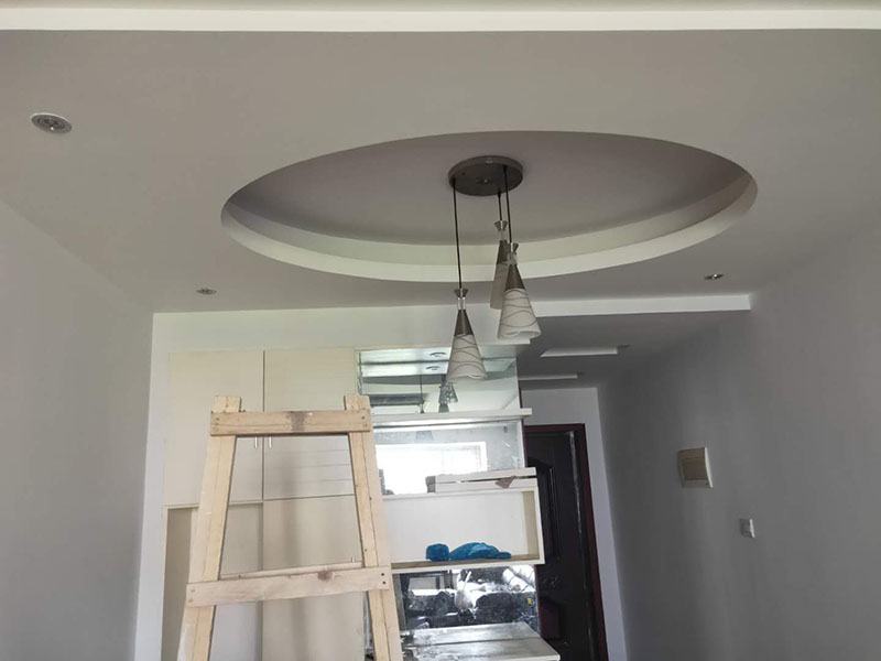 墻面翻新裝修：1、短期內(nèi)：對于購買的二手房墻面，如果是裝修沒多久，那么在進(jìn)行墻面處理的時候，原先的耐水膩子可以保留一些，不用完全的鏟掉；用鋼刷和砂紙進(jìn)行打磨墻面，打磨后即可重新涂刷乳膠漆。 2、時間間隔太久：如果是五年以上的耐水膩子，由于材料老化，在二次刷漆的時候，就必須全部鏟除至墻底，否則的話會影響今后墻面乳膠漆的施工質(zhì)量和裝修后的長期使用效果。