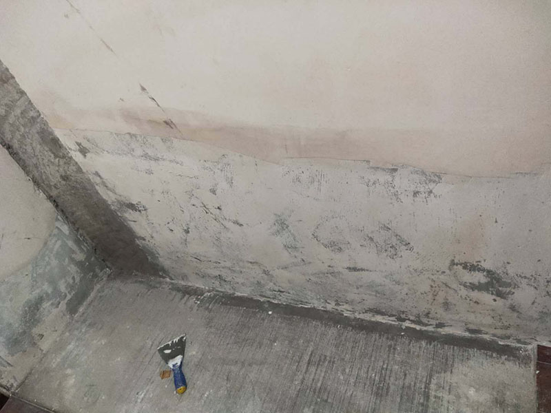 墻面局部維修翻新：墻面局部位置需要維修，墻面局部需要維修這個情況一般來說是比較常見的問題?？赡苡捎谝郧把b修時施工工藝的原因，墻面局部出現(xiàn)開裂、脫落現(xiàn)象，或者墻面被家中小朋友亂寫亂畫，或不小心被硬物刮傷等等。這幾種問題都是比較常見的墻面局部問題，其中開裂以及刮傷這種有明顯傷痕的問題建議都是能夠盡快進行維修，以免傷害到周圍其他完好墻面。 維修期間需要重新刮膩子進行修補找平，那么在施工時就需要等到每一層膩子完全干透才能進行下一步的施工。乳膠漆在涂刷底漆與面漆時同樣需要一個自然干透的時間，這些是比較影響我們墻面乳膠漆維修時間的主要因素。