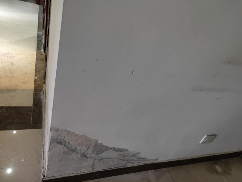 墻面局部維修翻新：墻面局部位置需要維修，墻面局部需要維修這個情況一般來說是比較常見的問題?？赡苡捎谝郧把b修時施工工藝的原因，墻面局部出現(xiàn)開裂、脫落現(xiàn)象，或者墻面被家中小朋友亂寫亂畫，或不小心被硬物刮傷等等。這幾種問題都是比較常見的墻面局部問題，其中開裂以及刮傷這種有明顯傷痕的問題建議都是能夠盡快進行維修，以免傷害到周圍其他完好墻面。 維修期間需要重新刮膩子進行修補找平，那么在施工時就需要等到每一層膩子完全干透才能進行下一步的施工。乳膠漆在涂刷底漆與面漆時同樣需要一個自然干透的時間，這些是比較影響我們墻面乳膠漆維修時間的主要因素。