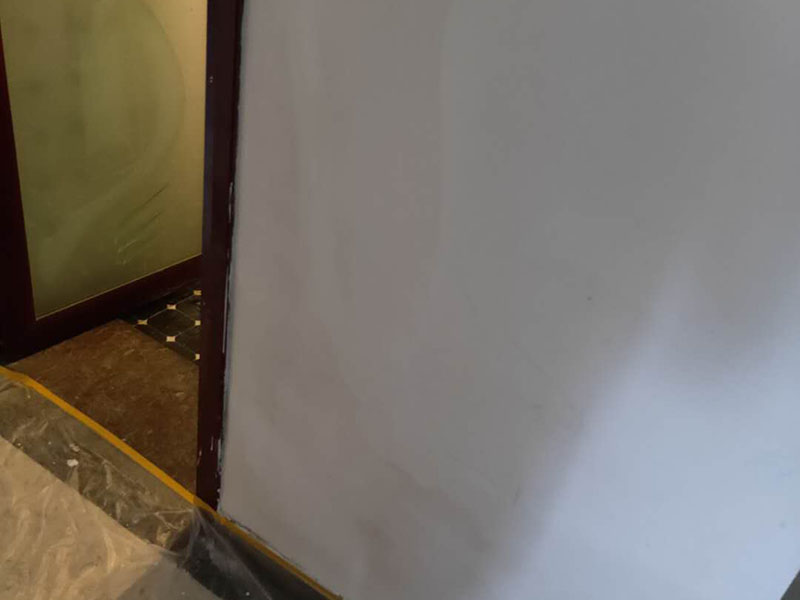 墻面局部維修翻新：墻面局部位置需要維修，墻面局部需要維修這個情況一般來說是比較常見的問題?？赡苡捎谝郧把b修時施工工藝的原因，墻面局部出現(xiàn)開裂、脫落現(xiàn)象，或者墻面被家中小朋友亂寫亂畫，或不小心被硬物刮傷等等。這幾種問題都是比較常見的墻面局部問題，其中開裂以及刮傷這種有明顯傷痕的問題建議都是能夠盡快進行維修，以免傷害到周圍其他完好墻面。 維修期間需要重新刮膩子進行修補找平，那么在施工時就需要等到每一層膩子完全干透才能進行下一步的施工。乳膠漆在涂刷底漆與面漆時同樣需要一個自然干透的時間，這些是比較影響我們墻面乳膠漆維修時間的主要因素。