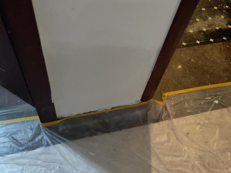 墻面局部維修翻新：墻面局部位置需要維修，墻面局部需要維修這個情況一般來說是比較常見的問題?？赡苡捎谝郧把b修時施工工藝的原因，墻面局部出現(xiàn)開裂、脫落現(xiàn)象，或者墻面被家中小朋友亂寫亂畫，或不小心被硬物刮傷等等。這幾種問題都是比較常見的墻面局部問題，其中開裂以及刮傷這種有明顯傷痕的問題建議都是能夠盡快進行維修，以免傷害到周圍其他完好墻面。 維修期間需要重新刮膩子進行修補找平，那么在施工時就需要等到每一層膩子完全干透才能進行下一步的施工。乳膠漆在涂刷底漆與面漆時同樣需要一個自然干透的時間，這些是比較影響我們墻面乳膠漆維修時間的主要因素。