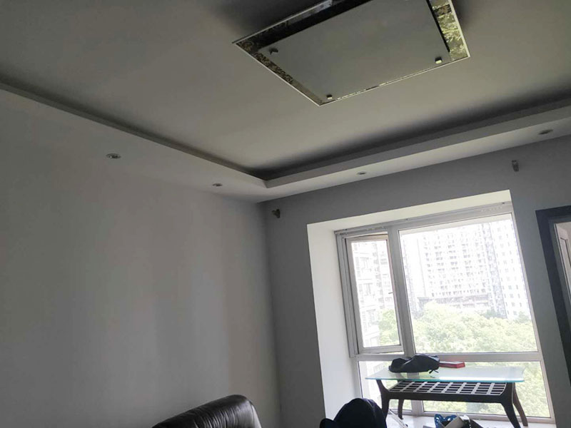 乳膠漆翻新：一般來說，內(nèi)墻乳膠漆，在墻砌好后，是在抹灰完成后，總包單位會進行兩道抹灰，第二道的時候基面加以修飾效果的補平。 　　所以一般都會批膩子，膩子的作用是讓墻面更平整一點。 雙飛粉也可以當(dāng)膩子用，一般是用801+809膠水加雙飛粉攪拌。刮膩子后，總有些高低不平，或者基層不是很平整的面。這個時候，需要砂紙出動，進行手工的打磨，修復(fù)。中間還可以用太陽燈照明，便于檢查平整度。再用砂紙打磨，不斷的完善。