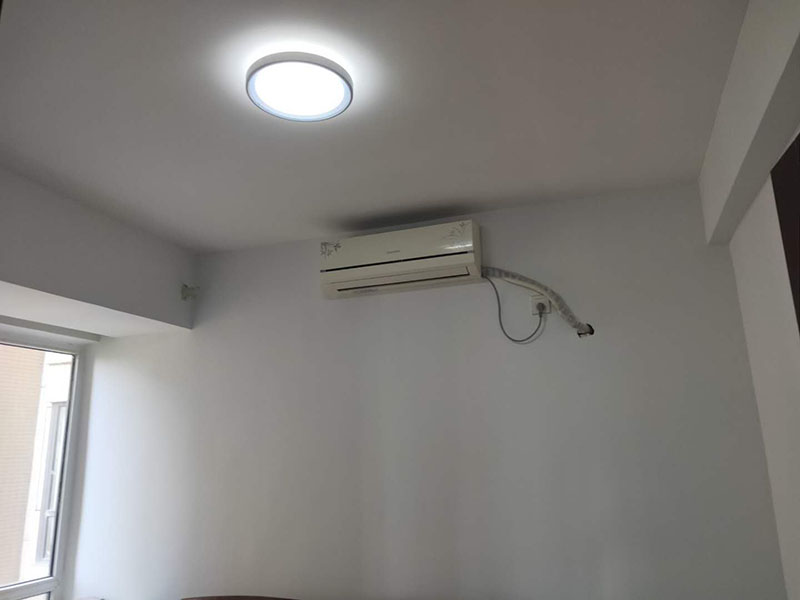 乳膠漆翻新：一般來說，內(nèi)墻乳膠漆，在墻砌好后，是在抹灰完成后，總包單位會進行兩道抹灰，第二道的時候基面加以修飾效果的補平。 　　所以一般都會批膩子，膩子的作用是讓墻面更平整一點。 雙飛粉也可以當(dāng)膩子用，一般是用801+809膠水加雙飛粉攪拌。刮膩子后，總有些高低不平，或者基層不是很平整的面。這個時候，需要砂紙出動，進行手工的打磨，修復(fù)。中間還可以用太陽燈照明，便于檢查平整度。再用砂紙打磨，不斷的完善。