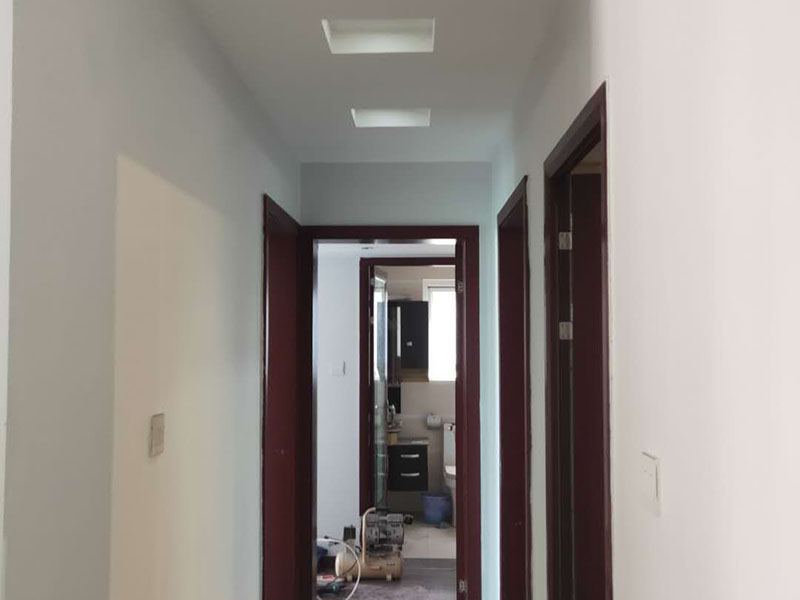 乳膠漆翻新：一般來說，內(nèi)墻乳膠漆，在墻砌好后，是在抹灰完成后，總包單位會進行兩道抹灰，第二道的時候基面加以修飾效果的補平。 　　所以一般都會批膩子，膩子的作用是讓墻面更平整一點。 雙飛粉也可以當(dāng)膩子用，一般是用801+809膠水加雙飛粉攪拌。刮膩子后，總有些高低不平，或者基層不是很平整的面。這個時候，需要砂紙出動，進行手工的打磨，修復(fù)。中間還可以用太陽燈照明，便于檢查平整度。再用砂紙打磨，不斷的完善。