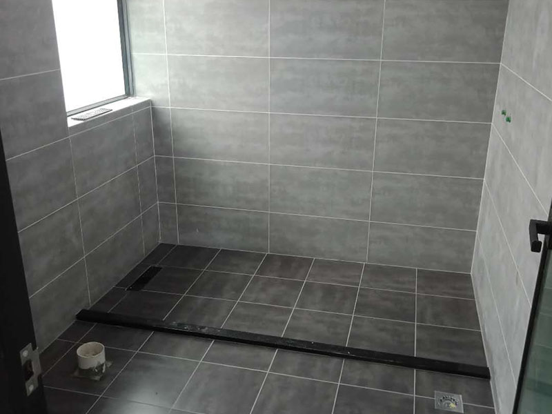 有一種叫架空式回填，這一種方式現(xiàn)在相對來說比較少了，首先這種方式的時間成本要多出一到兩天而且這種方式的防水相對來說會比較差，樓下很容易出現(xiàn)問題，雖然這種方式對了管道的保護是非常好的，因為衛(wèi)生間中間就是空的，它就是在四周的墻面打孔，然后做現(xiàn)澆板，這樣做主要就是后期時間長了四周容易出現(xiàn)滲漏，然后中間的架空層就會被水填滿，防水萬一出問題就比較麻煩。