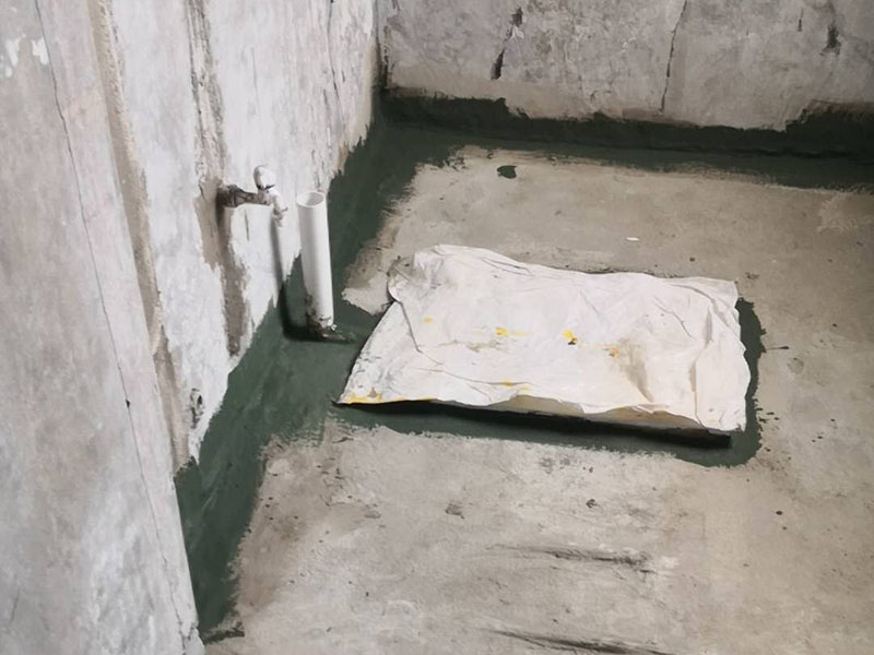 有一種叫架空式回填，這一種方式現(xiàn)在相對來說比較少了，首先這種方式的時間成本要多出一到兩天而且這種方式的防水相對來說會比較差，樓下很容易出現(xiàn)問題，雖然這種方式對了管道的保護是非常好的，因為衛(wèi)生間中間就是空的，它就是在四周的墻面打孔，然后做現(xiàn)澆板，這樣做主要就是后期時間長了四周容易出現(xiàn)滲漏，然后中間的架空層就會被水填滿，防水萬一出問題就比較麻煩。