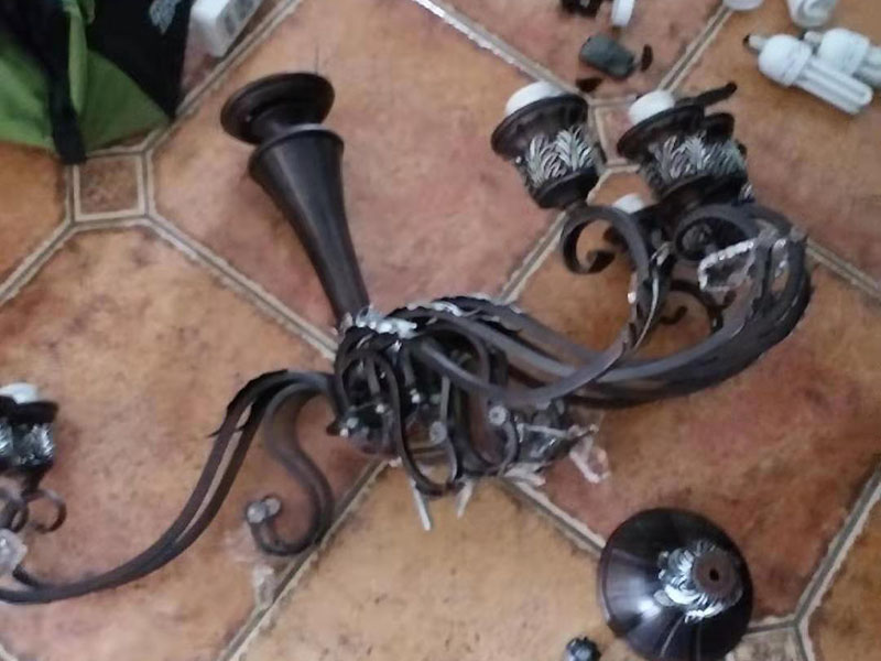 燈具修理安裝：吊燈安裝在混凝土頂面上時，可采用預(yù)埋件、穿透螺栓及脹管螺栓緊固。安裝時可視燈具的主題和重量來決定所采用脹管螺栓的規(guī)格，但最小不宜小于M6（毫米），多頭吊燈不宜小于M8（毫米），螺栓數(shù)量至少要少2枚。輕型自攻脹管螺絲不能采用。 吸頂燈有圓形、方形或矩形底座（底盤），底座大小不等。燈具底座可以用脹管螺栓緊固，也可以用木螺絲在預(yù)埋木磚上緊固。如果燈座底座直徑超過100毫米，必須用2枚螺釘。燈具底座安裝如果采用預(yù)埋螺栓、穿透螺栓，其螺栓直徑不得小于6毫米。燈具在底臺上固定可采用木螺絲，木螺絲的數(shù)量不應(yīng)少于燈具給定的安裝孔數(shù)。