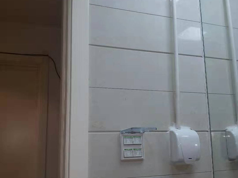 熱水器改造水電線(xiàn)路： 1、管子走線(xiàn)一定要合理,盡量避免曲折。 2、安全閥和計(jì)量表盤(pán)安裝到寬敞、通風(fēng)且易于作的地方。 3、氣管走線(xiàn)不要走陰暗、潮濕等容易產(chǎn)生腐蝕性物質(zhì)的地方,避免管子被腐蝕后漏氣;盡量走通風(fēng)的地方,避免漏氣后可能造成嚴(yán)重后果。 4、用水點(diǎn)與熱水器之間的管子長(zhǎng)度盡量短一點(diǎn),這樣在需要用熱水的時(shí)候,可以更快的放到熱水,同時(shí)也可以減小浪費(fèi)。 5、除了廚房、衛(wèi)生間、洗衣間的用水,如果需要,盡量考慮今后是否會(huì)養(yǎng)花、養(yǎng)魚(yú)等,提前預(yù)留出水位置,以免以后改造麻煩。