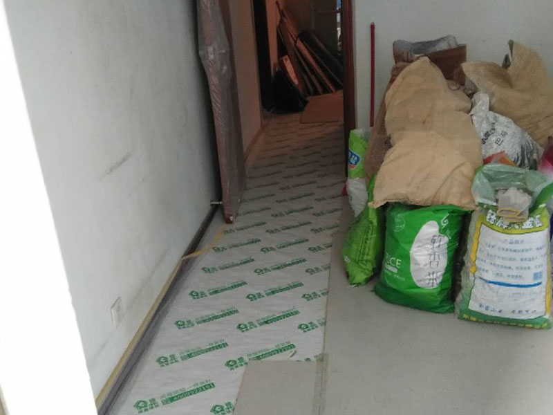 地面保護(hù)建渣處理：一、入戶門的保護(hù) 各種裝修物料的進(jìn)場以及各種建筑裝修的清理，都會經(jīng)過入戶門，這些物品在搬運的過程中，與入戶門發(fā)生磕碰、摩擦的機(jī)率大大增加，第一個需要做好成品保護(hù)的地方就是我們的入戶門。 二、水電改造時的保護(hù) 1、電路改造的時候，能開槽的地方盡量開槽。 2、不能開槽的地方一定要做好固定和保護(hù)。 3、下水管要封好 。4、對裸露的線頭盡量進(jìn)行包裹。  三、瓷磚、地板的鋪貼保護(hù) 瓷磚、地板的鋪裝，也屬于基礎(chǔ)裝修的部分，經(jīng)常發(fā)現(xiàn)瓷磚施工時和施工后都沒有做成品保護(hù)工作。 