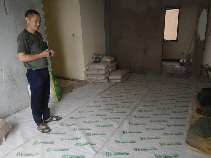 衛(wèi)生間防水及客廳地面保護：刷第一遍防水涂料。施工前確保工地干凈、干燥，防水涂料要涂滿，無遺漏，與基層結合牢固，無裂紋，無氣泡，無脫落現(xiàn)象。涂刷高度一致，厚度要達到產品規(guī)定要求。刷第二遍防水涂料。注意、第二遍防水涂料間需要有一定時間間隔，待遍涂料干透后才能進行第二遍，具體時間視涂料而定。間隔時間太短，防水的效果會大打折扣。鋪保護層。為防止之后的施工破壞防水層，需在防水涂料表面鋪上保護層。保護層要完全覆蓋防水層，無遺漏，與基層結合牢固，無裂紋，無氣泡，無脫落現(xiàn)象。閉水試驗。閉水試驗時，地面點的水線不能低于2厘米，保存至少24小時，觀察無滲漏現(xiàn)象后方算合格。如有滲漏，需重做，切莫不能疏忽大意。