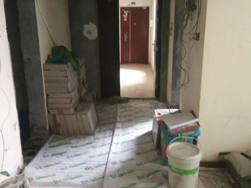 衛(wèi)生間防水及客廳地面保護：刷第一遍防水涂料。施工前確保工地干凈、干燥，防水涂料要涂滿，無遺漏，與基層結合牢固，無裂紋，無氣泡，無脫落現(xiàn)象。涂刷高度一致，厚度要達到產品規(guī)定要求。刷第二遍防水涂料。注意、第二遍防水涂料間需要有一定時間間隔，待遍涂料干透后才能進行第二遍，具體時間視涂料而定。間隔時間太短，防水的效果會大打折扣。鋪保護層。為防止之后的施工破壞防水層，需在防水涂料表面鋪上保護層。保護層要完全覆蓋防水層，無遺漏，與基層結合牢固，無裂紋，無氣泡，無脫落現(xiàn)象。閉水試驗。閉水試驗時，地面點的水線不能低于2厘米，保存至少24小時，觀察無滲漏現(xiàn)象后方算合格。如有滲漏，需重做，切莫不能疏忽大意。