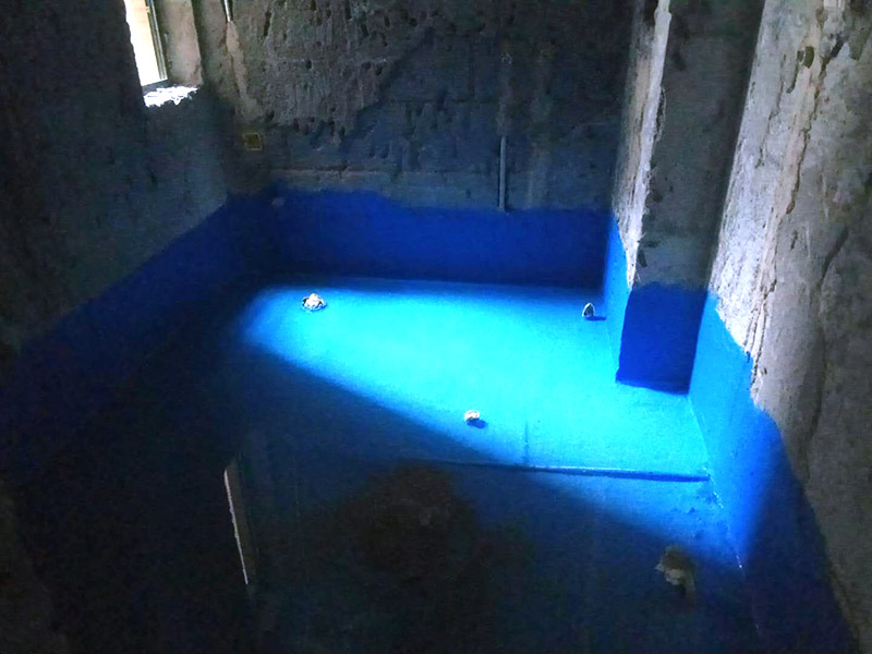 衛(wèi)生間防水及客廳地面保護：刷第一遍防水涂料。施工前確保工地干凈、干燥，防水涂料要涂滿，無遺漏，與基層結合牢固，無裂紋，無氣泡，無脫落現(xiàn)象。涂刷高度一致，厚度要達到產品規(guī)定要求。刷第二遍防水涂料。注意、第二遍防水涂料間需要有一定時間間隔，待遍涂料干透后才能進行第二遍，具體時間視涂料而定。間隔時間太短，防水的效果會大打折扣。鋪保護層。為防止之后的施工破壞防水層，需在防水涂料表面鋪上保護層。保護層要完全覆蓋防水層，無遺漏，與基層結合牢固，無裂紋，無氣泡，無脫落現(xiàn)象。閉水試驗。閉水試驗時，地面點的水線不能低于2厘米，保存至少24小時，觀察無滲漏現(xiàn)象后方算合格。如有滲漏，需重做，切莫不能疏忽大意。