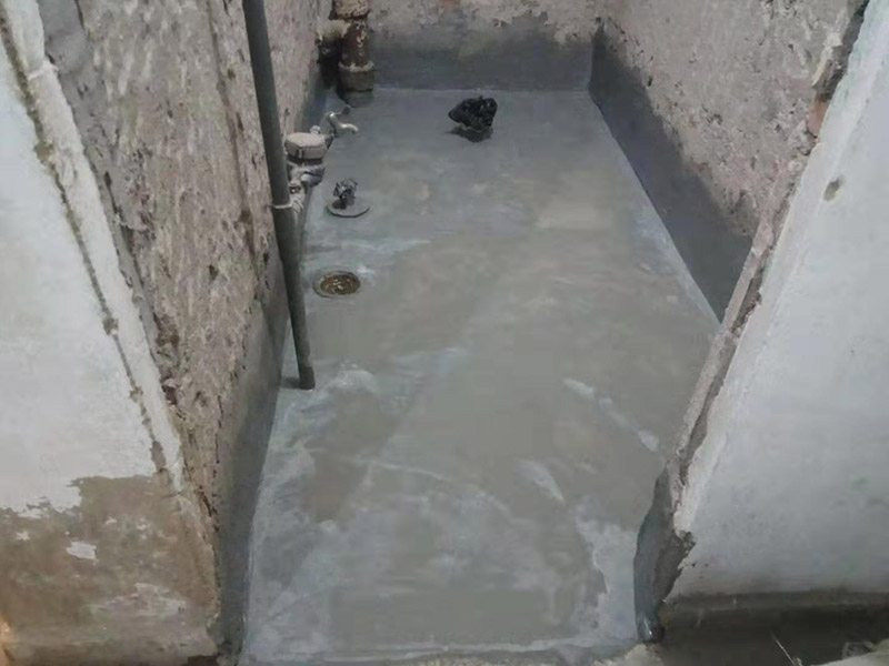 廁所防水找平：在進(jìn)行防水處理之前，一定先找平地面。找平層施工方法：基面有空隙、裂縫、不平等缺陷的，用水泥砂漿修補(bǔ)抹平。使基面必須堅(jiān)固、平整、干凈、無(wú)灰塵、油膩、蠟、脫模劑等以及其他碎屑物質(zhì)。找平層干燥后方可進(jìn)行防水層施工，施工期間應(yīng)防火、防水。防水層完成后，要進(jìn)行成品保護(hù)，不得上人走動(dòng)。