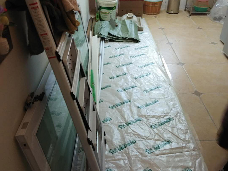 衛(wèi)生間做二次防水：首先，要用水泥砂漿將地面做平(特別是重新做裝修的房子)，然后再做防水處理。這樣可以避免防水涂料因薄厚不均或刺穿防水卷材而造成滲漏。墻體與地面之間的接縫以及上下水管道與地面的接縫處，是容易出現(xiàn)問題的地方。所以這些部位一定要格外注意，處理一定要細致，不能有絲毫的馬虎。為了達到較好的防水效果，一般衛(wèi)生間的墻面上也要做大約750px高的防水處理，防止積水洇透墻面。與浴缸相鄰的墻面，防水處理的高度也要比浴缸上沿高出一些，淋浴要達到4500px的高度。防水施工完畢后，要將衛(wèi)生間的所有下水道堵住，進行注水試驗。24小時后檢查，若衛(wèi)生間的四周墻面和地面沒有滲漏現(xiàn)象說明衛(wèi)生間防水質(zhì)量很好。反之，要找出漏點，進行維修。