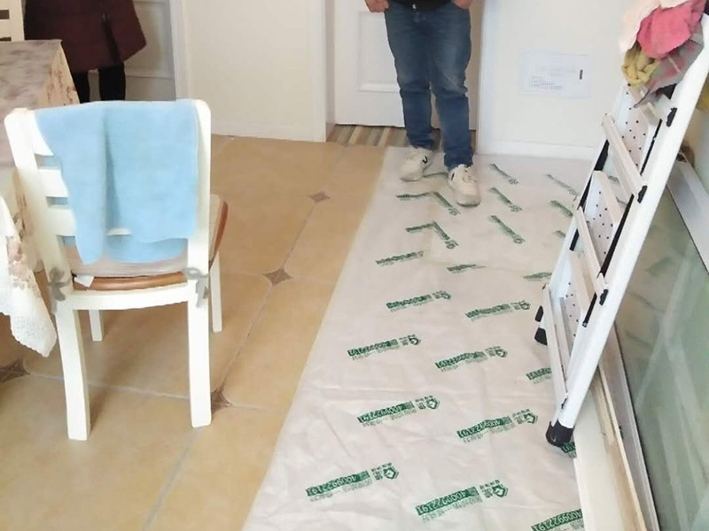 衛(wèi)生間做二次防水：首先，要用水泥砂漿將地面做平(特別是重新做裝修的房子)，然后再做防水處理。這樣可以避免防水涂料因薄厚不均或刺穿防水卷材而造成滲漏。墻體與地面之間的接縫以及上下水管道與地面的接縫處，是容易出現(xiàn)問題的地方。所以這些部位一定要格外注意，處理一定要細致，不能有絲毫的馬虎。為了達到較好的防水效果，一般衛(wèi)生間的墻面上也要做大約750px高的防水處理，防止積水洇透墻面。與浴缸相鄰的墻面，防水處理的高度也要比浴缸上沿高出一些，淋浴要達到4500px的高度。防水施工完畢后，要將衛(wèi)生間的所有下水道堵住，進行注水試驗。24小時后檢查，若衛(wèi)生間的四周墻面和地面沒有滲漏現(xiàn)象說明衛(wèi)生間防水質(zhì)量很好。反之，要找出漏點，進行維修。