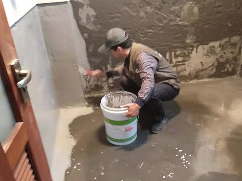 墻面刷防水維修：在涂刷防水涂層之前，先要清理墻面和地面。同時，要用連接的氣泵皮管吹盡陰角處的浮層；首先要量出防水層的高度并劃出基準(zhǔn)線；刷防水涂料時要先刷基準(zhǔn)線以下位置，并在墻面和地面連接陰角處刷成八字，上下交叉，交接處接應(yīng)有200mm，不得有漏刷情況出現(xiàn)。 墻角涂刷完成后，沿基準(zhǔn)線涂刷墻體：第一遍涂刷墻面時，應(yīng)上下縱向涂刷，第二遍涂刷墻體，應(yīng)左右橫向涂刷。 地面防水涂料的涂刷應(yīng)該從房間里側(cè)向門口涂刷，地面水管接口處尤其要仔細(xì)涂刷，不能有任何遺漏。