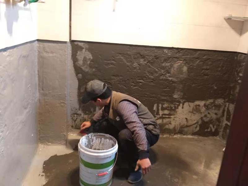 墻面刷防水維修：在涂刷防水涂層之前，先要清理墻面和地面。同時，要用連接的氣泵皮管吹盡陰角處的浮層；首先要量出防水層的高度并劃出基準(zhǔn)線；刷防水涂料時要先刷基準(zhǔn)線以下位置，并在墻面和地面連接陰角處刷成八字，上下交叉，交接處接應(yīng)有200mm，不得有漏刷情況出現(xiàn)。 墻角涂刷完成后，沿基準(zhǔn)線涂刷墻體：第一遍涂刷墻面時，應(yīng)上下縱向涂刷，第二遍涂刷墻體，應(yīng)左右橫向涂刷。 地面防水涂料的涂刷應(yīng)該從房間里側(cè)向門口涂刷，地面水管接口處尤其要仔細(xì)涂刷，不能有任何遺漏。
