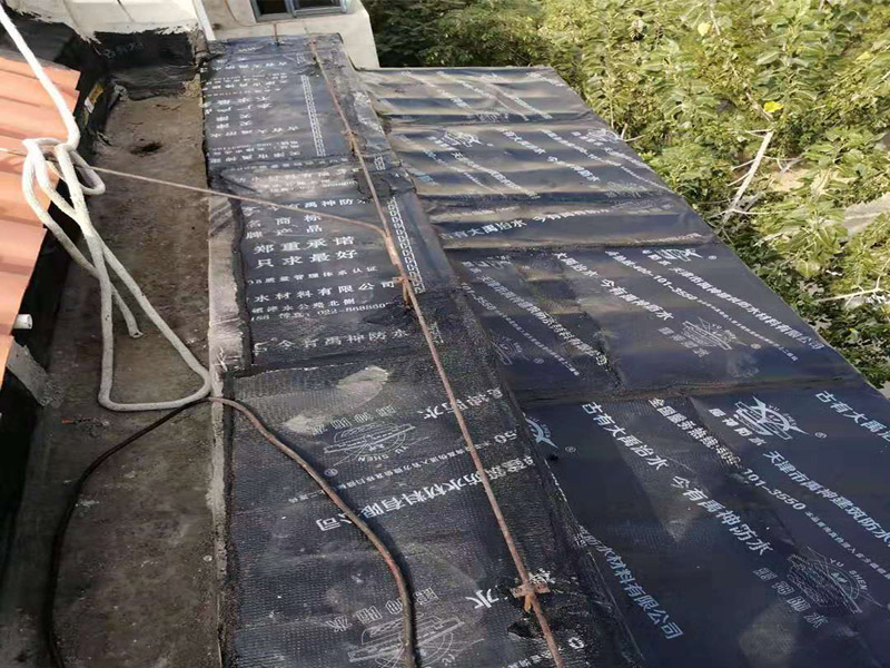 陽臺防水維修：先打開防水涂料把一定量粉料倒入容器，并同時用攪拌鉆攪拌，充分攪拌至無沉淀的乳膠狀沒有發(fā)現(xiàn)生粉團。拌勻后放了15分鐘左右后，再攪拌一下然后開始施工。在操作過程中有時要攪拌下漿料、怕會沉淀。陽臺需要在做完防水層之后做一層防水砂漿作為保護層,這樣可以保護防水層不被破壞!然后再用水泥增加一定厚度,貼瓷磚（注意這期間可以增加一道保溫層,這樣上下都可以做一層防水!）