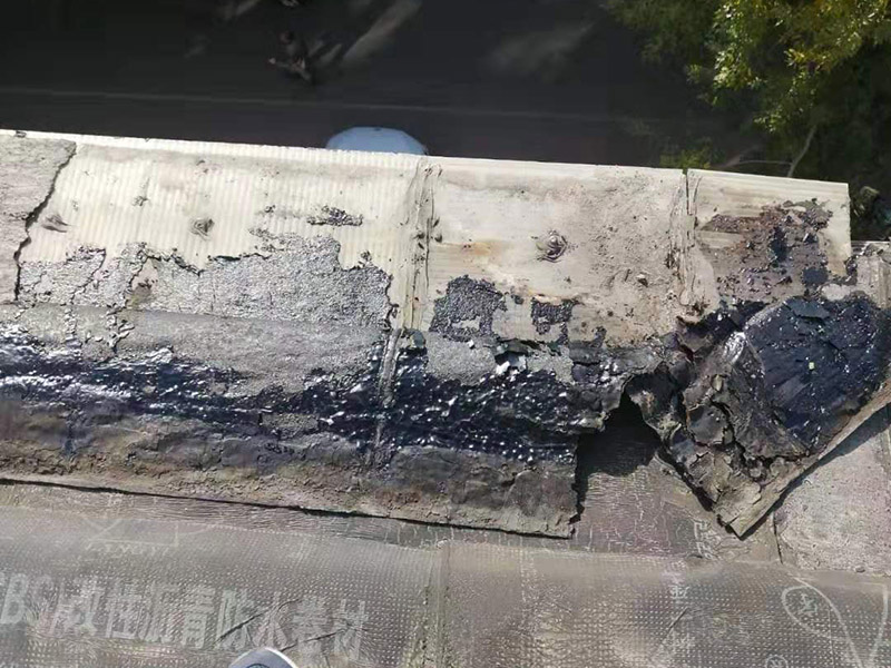 陽臺防水維修：先打開防水涂料把一定量粉料倒入容器，并同時用攪拌鉆攪拌，充分攪拌至無沉淀的乳膠狀沒有發(fā)現(xiàn)生粉團。拌勻后放了15分鐘左右后，再攪拌一下然后開始施工。在操作過程中有時要攪拌下漿料、怕會沉淀。陽臺需要在做完防水層之后做一層防水砂漿作為保護層,這樣可以保護防水層不被破壞!然后再用水泥增加一定厚度,貼瓷磚（注意這期間可以增加一道保溫層,這樣上下都可以做一層防水!）