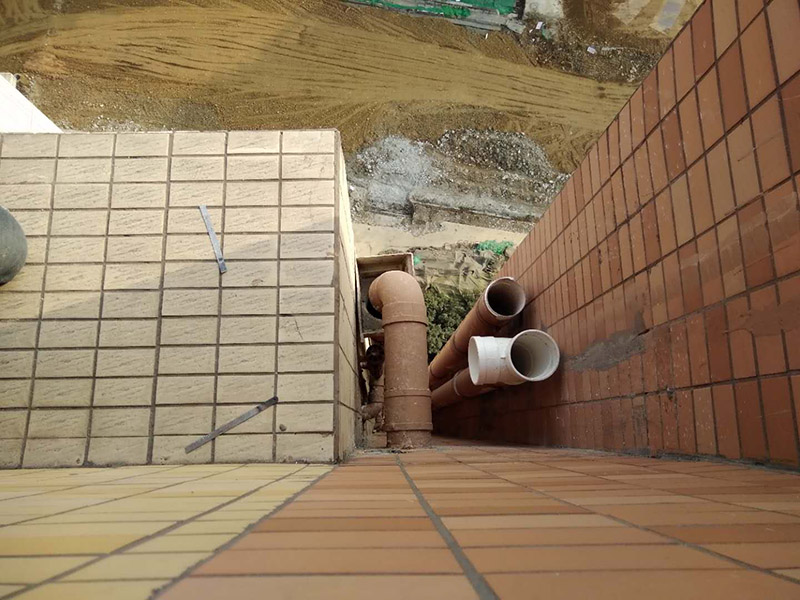 外墻管道漏水維修：首先需要去盡快解決的就是排水的問題，從這里就是要及時的去維修。一般排水管出現(xiàn)漏水的時候，都是比較的難以去檢修的，如果是在外側(cè)還好，如果是墻壁里面的話，那么還是需要去避免的。 1、找滲水的部位，鑿開外墻滲水區(qū)域，進行檢測，找到滲水的根本原因，然后進行處理。 2、如果是飄窗板上面滲水。這個時候就可以采用注漿法進行修復(fù)，也可以用相同的墻體來好好修復(fù)。3、里面修復(fù)好后，外墻也需要修復(fù)，主要是用涂料修復(fù)，用防水膩子刷2次后，然后按照其他的裝修工藝進行施工。 4、仔細的找到墻體上門的空頭縫，墻體上門的孔洞，一一將它們進行清除、填補。