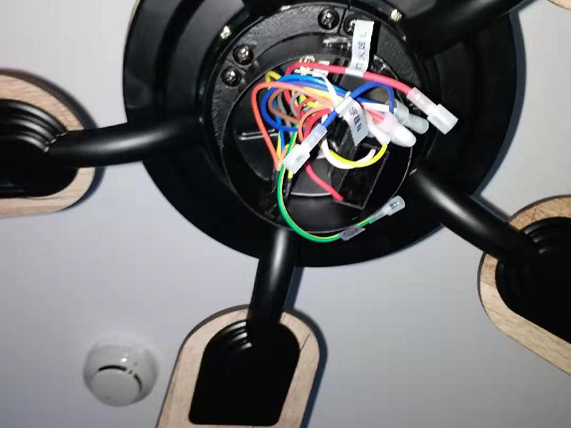 吊扇燈安裝：首先要使電路斷電，請拆下相應(yīng)的保險絲或使相應(yīng)斷路器跳閘。另外，您也可以操作總開關(guān)以切斷家里的總電源。從天花板上拆下原來的燈具。大多數(shù)燈具都使用螺栓或螺釘固定在天花板上，拆下蓋板后可斷開連接。在大多數(shù)家庭中，電路中有兩根線，燈具中有三根線。將黑線和黑線相連、白線和白線相連，然后將剩余的接地線(裸線或綠線)連接到金屬接線盒中或制造商建議的其他位置。使用接線螺母進(jìn)行連接，并在連接后檢查是否牢固。