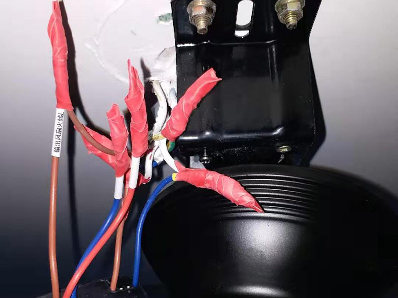 吊扇燈安裝：首先要使電路斷電，請拆下相應(yīng)的保險絲或使相應(yīng)斷路器跳閘。另外，您也可以操作總開關(guān)以切斷家里的總電源。從天花板上拆下原來的燈具。大多數(shù)燈具都使用螺栓或螺釘固定在天花板上，拆下蓋板后可斷開連接。在大多數(shù)家庭中，電路中有兩根線，燈具中有三根線。將黑線和黑線相連、白線和白線相連，然后將剩余的接地線(裸線或綠線)連接到金屬接線盒中或制造商建議的其他位置。使用接線螺母進(jìn)行連接，并在連接后檢查是否牢固。