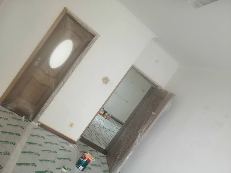 墻面乳膠漆翻新：如果原墻是乳膠漆，且基礎(chǔ)強(qiáng)度較好，經(jīng)簡單打毛修補(bǔ)后可以直接刷漆，但要注意不要破壞原墻漆膜的完整性，也不要用比原墻乳膠漆附著力好太多的乳膠漆，否則容易起皮脫落；如果原墻是刮瓷，則必須產(chǎn)掉重做，其實(shí)在這方面只要掌握一個(gè)原則，即同等性質(zhì)才能翻新，否則就必須重來。 如果原墻面的漆已經(jīng)不好了的話，再刷上乳膠漆會(huì)把以前的乳膠漆泡下來，可以選鮮呼吸SBS強(qiáng)力膠、鮮呼吸卓越型白膠，再刮一遍膩?zhàn)哟蚰ズ笤偎⑷槟z漆。另外，如果經(jīng)濟(jì)條件允許，而你對原墻質(zhì)量又不滿意的話，建議最好重做。因?yàn)閴γ娴奶幚硎钦麄€(gè)裝修過程中最骯臟的部分，千萬不要圖省事，否則以后會(huì)很麻煩。