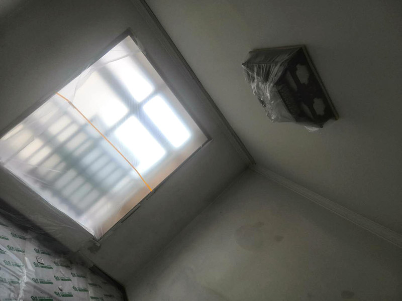 墻面乳膠漆翻新：如果原墻是乳膠漆，且基礎(chǔ)強(qiáng)度較好，經(jīng)簡單打毛修補(bǔ)后可以直接刷漆，但要注意不要破壞原墻漆膜的完整性，也不要用比原墻乳膠漆附著力好太多的乳膠漆，否則容易起皮脫落；如果原墻是刮瓷，則必須產(chǎn)掉重做，其實(shí)在這方面只要掌握一個(gè)原則，即同等性質(zhì)才能翻新，否則就必須重來。 如果原墻面的漆已經(jīng)不好了的話，再刷上乳膠漆會(huì)把以前的乳膠漆泡下來，可以選鮮呼吸SBS強(qiáng)力膠、鮮呼吸卓越型白膠，再刮一遍膩?zhàn)哟蚰ズ笤偎⑷槟z漆。另外，如果經(jīng)濟(jì)條件允許，而你對原墻質(zhì)量又不滿意的話，建議最好重做。因?yàn)閴γ娴奶幚硎钦麄€(gè)裝修過程中最骯臟的部分，千萬不要圖省事，否則以后會(huì)很麻煩。