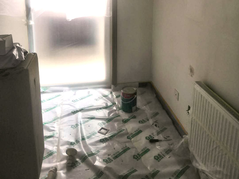 墻面乳膠漆翻新：如果原墻是乳膠漆，且基礎(chǔ)強(qiáng)度較好，經(jīng)簡單打毛修補(bǔ)后可以直接刷漆，但要注意不要破壞原墻漆膜的完整性，也不要用比原墻乳膠漆附著力好太多的乳膠漆，否則容易起皮脫落；如果原墻是刮瓷，則必須產(chǎn)掉重做，其實(shí)在這方面只要掌握一個(gè)原則，即同等性質(zhì)才能翻新，否則就必須重來。 如果原墻面的漆已經(jīng)不好了的話，再刷上乳膠漆會(huì)把以前的乳膠漆泡下來，可以選鮮呼吸SBS強(qiáng)力膠、鮮呼吸卓越型白膠，再刮一遍膩?zhàn)哟蚰ズ笤偎⑷槟z漆。另外，如果經(jīng)濟(jì)條件允許，而你對原墻質(zhì)量又不滿意的話，建議最好重做。因?yàn)閴γ娴奶幚硎钦麄€(gè)裝修過程中最骯臟的部分，千萬不要圖省事，否則以后會(huì)很麻煩。