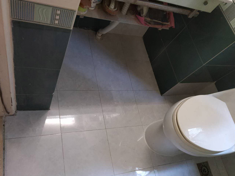 衛(wèi)生間局部裝修：我們要做好衛(wèi)生間的防水工程，一般來(lái)說(shuō)，它的地面防水是需要做兩遍，其防水層要高出地面大概250mm左右。然后我們?cè)谧龊帽Ｗo(hù)層，處理好地面防水之后，衛(wèi)生間的墻面也需要做好相應(yīng)的防水工程。需要注意的是衛(wèi)生間的墻面防水層最好做到頂，防水工程做好之后，一定不要忘了做24小時(shí)閉水試驗(yàn)。