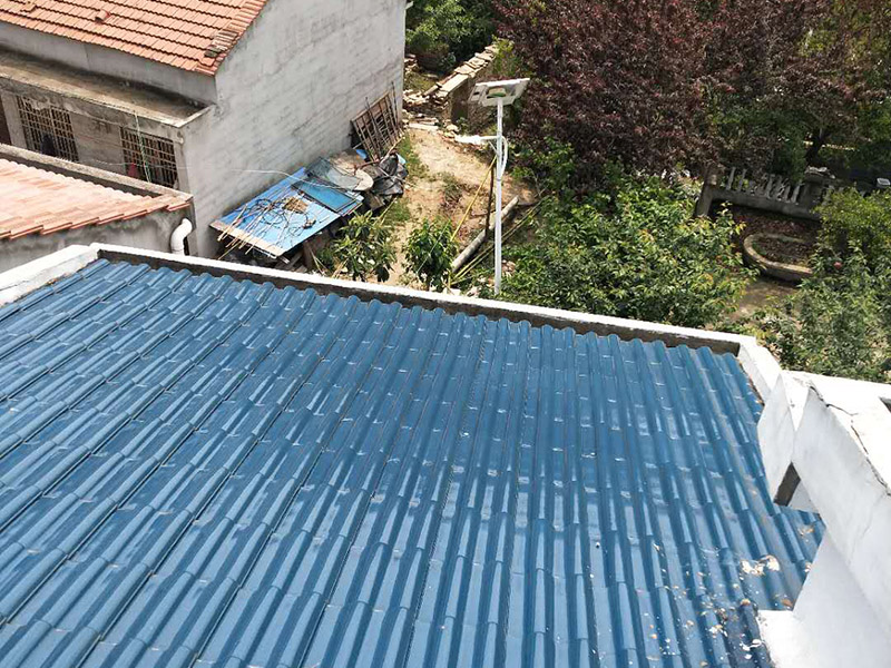 屋檐漏水維修：如果屋頂以前沒有做過防水，是新的水泥樓頂，那最好全面的做一次整體防水。選擇質(zhì)量較好的聚酯防水涂料或者聚酯防水卷材。如果以前做過防水，且時間較久，那么可能防水層已經(jīng)基本失去作用了，只能重新再做一遍。 先清理基面、找平層至混凝土結(jié)構(gòu)層（注意事項(xiàng)一定要打到原混凝土結(jié)構(gòu)層）。用吹風(fēng)機(jī)、掃把清理雜物，基面充分濕潤。然后填平裂縫、封閉裂縫、并且用砂漿找平。 接下來就是用聚酯防水涂刷，涂覆要盡量均勻，不能局部沉積，各層之間的時間間隔以前一層涂膜干固不粘手為準(zhǔn)?；嬉笃秸?、牢固、干凈、無明水、無滲漏、凹凸不平及裂縫處須 先找平，陰陽角應(yīng)做成圓弧角，注意不要有空鼓的現(xiàn)象。