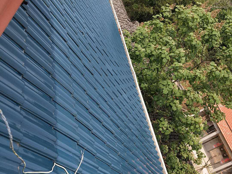 屋檐漏水維修：如果屋頂以前沒有做過防水，是新的水泥樓頂，那最好全面的做一次整體防水。選擇質(zhì)量較好的聚酯防水涂料或者聚酯防水卷材。如果以前做過防水，且時間較久，那么可能防水層已經(jīng)基本失去作用了，只能重新再做一遍。 先清理基面、找平層至混凝土結(jié)構(gòu)層（注意事項(xiàng)一定要打到原混凝土結(jié)構(gòu)層）。用吹風(fēng)機(jī)、掃把清理雜物，基面充分濕潤。然后填平裂縫、封閉裂縫、并且用砂漿找平。 接下來就是用聚酯防水涂刷，涂覆要盡量均勻，不能局部沉積，各層之間的時間間隔以前一層涂膜干固不粘手為準(zhǔn)?；嬉笃秸?、牢固、干凈、無明水、無滲漏、凹凸不平及裂縫處須 先找平，陰陽角應(yīng)做成圓弧角，注意不要有空鼓的現(xiàn)象。