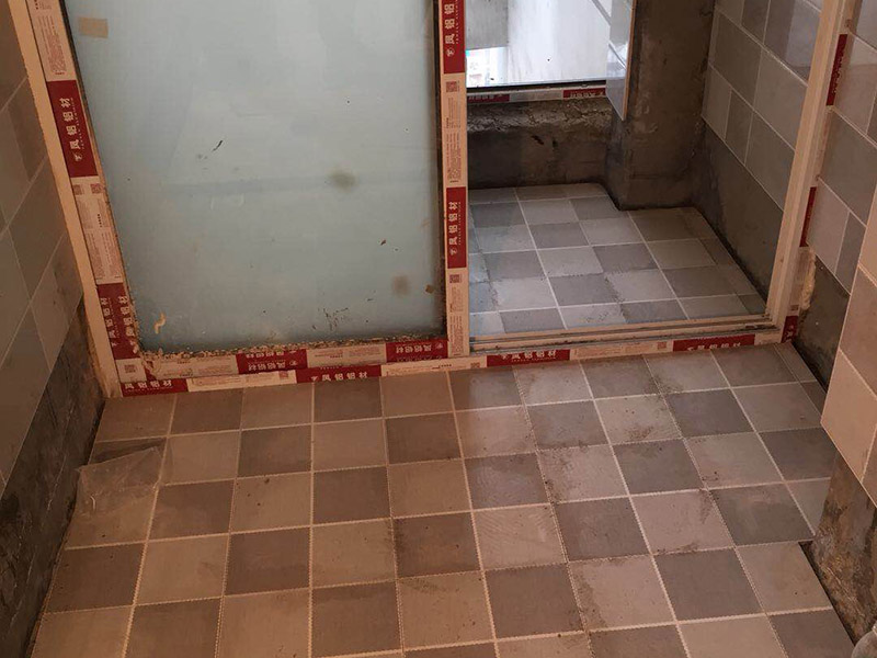 浴室墻磚更換：鋪瓷磚的順序其實(shí)也是有不少講究的，鋪地磚的時(shí)候應(yīng)該從內(nèi)向外貼，遇到坡度或者有地漏的地方，還要注意排水方向找坡；墻面磚的鋪貼應(yīng)該從下向上進(jìn)行。為了最后的鋪貼效果美觀，最底層的瓷磚要最后貼；墻面磚鋪貼結(jié)束以后還要壓地磚。 這里要注意的是，貼瓷磚的時(shí)候不能一面墻貼到頂，否則由于瓷磚較重容易引起脫落。鋪好了地磚盡量不要去踩。