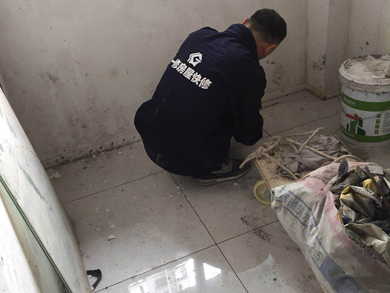 浴室墻磚更換：鋪瓷磚的順序其實(shí)也是有不少講究的，鋪地磚的時(shí)候應(yīng)該從內(nèi)向外貼，遇到坡度或者有地漏的地方，還要注意排水方向找坡；墻面磚的鋪貼應(yīng)該從下向上進(jìn)行。為了最后的鋪貼效果美觀，最底層的瓷磚要最后貼；墻面磚鋪貼結(jié)束以后還要壓地磚。 這里要注意的是，貼瓷磚的時(shí)候不能一面墻貼到頂，否則由于瓷磚較重容易引起脫落。鋪好了地磚盡量不要去踩。