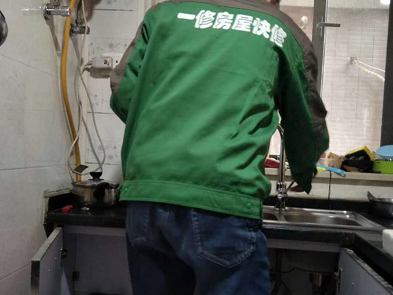 廚房水管打壓測(cè)試：1、直至管道內(nèi)充滿水,關(guān)閉排氣孔。2、逐步增加管道壓力(可觀察壓力表),增至到試驗(yàn)壓力并穩(wěn)壓30min,期間如壓力下降可注水補(bǔ)壓。但不得高于試驗(yàn)壓力。3、檢查管道接口、配件等處有無滲漏現(xiàn)象。如有滲漏,,應(yīng)中止試壓,查明原因并解決滲漏,再按步驟5進(jìn)行組織試壓。4、泄壓至最大試驗(yàn)壓力的50%;5、如果壓力穩(wěn)定在50%的最大工作壓力,甚至有壓力上升現(xiàn)象,表明無滲漏;6、再持續(xù)進(jìn)行外觀檢查90in,如仍無滲漏,則試壓合格。7、管道長(zhǎng)度,根據(jù)實(shí)際情況采取,但最長(zhǎng)不得長(zhǎng)于500m;8、在管道兩端(已焊有PE法蘭盤)配裝密閉法蘭板,中間使用硅膠板作密封。用螺栓緊固,并配置球閥。一端為進(jìn)水口,一端為出水口(也做排氣孔)。9、在進(jìn)水口端,應(yīng)安裝上壓力表。