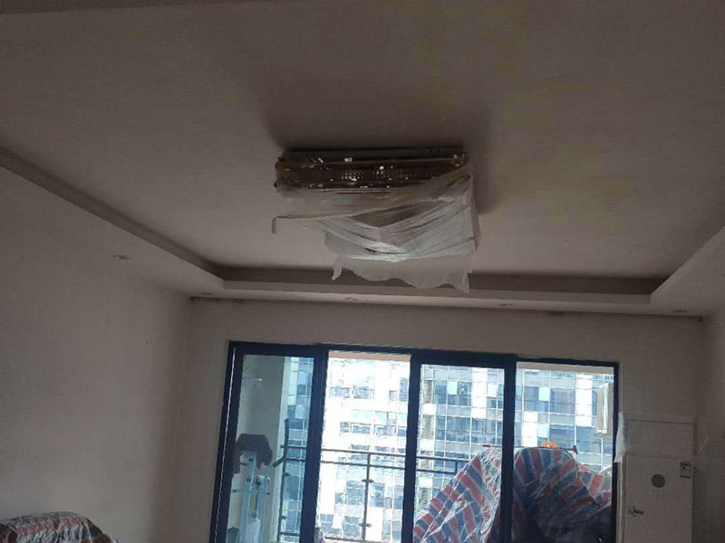 客廳頂面粉刷翻新：首先做基層處理：用膩?zhàn)幼鰤γ婊鶎优健?接著要選擇一款質(zhì)量信得過的乳膠漆底漆。最后進(jìn)行墻布基膜的涂刷。做完這些，就可以在墻面上粘貼喜的壁紙了。 刷基膜的好處還在于以后換壁紙后方便，舊壁紙撕下后，墻面完好。它能滲入基面，使基面更堅(jiān)固、耐久，同時(shí)又不受基面、水分、潮氣及堿性物質(zhì)的影響，不致基面粉化。 水泥墻面也不可以直接刷涂料。即使墻面摸起來十分平滑，如果墻面沒有進(jìn)行處理，直接刷涂料的話以后會(huì)出現(xiàn)裂痕、起皮、空鼓的現(xiàn)象。而且直接涂刷涂料，會(huì)蓋不住水泥墻的底色。 所以要先在水泥墻面涂刷界面劑，然后再進(jìn)行找平處理，確定墻面的平整度小于4mm。最后在批刮兩遍耐水膩?zhàn)?。批刮完耐水膩?zhàn)又?，粉刷涂料就好。膩?zhàn)涌梢哉谏w水泥的灰色。