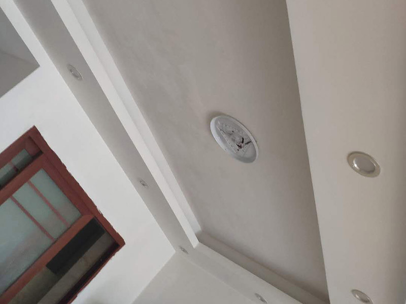 客廳頂面粉刷翻新：首先做基層處理：用膩?zhàn)幼鰤γ婊鶎优健?接著要選擇一款質(zhì)量信得過的乳膠漆底漆。最后進(jìn)行墻布基膜的涂刷。做完這些，就可以在墻面上粘貼喜的壁紙了。 刷基膜的好處還在于以后換壁紙后方便，舊壁紙撕下后，墻面完好。它能滲入基面，使基面更堅(jiān)固、耐久，同時(shí)又不受基面、水分、潮氣及堿性物質(zhì)的影響，不致基面粉化。 水泥墻面也不可以直接刷涂料。即使墻面摸起來十分平滑，如果墻面沒有進(jìn)行處理，直接刷涂料的話以后會(huì)出現(xiàn)裂痕、起皮、空鼓的現(xiàn)象。而且直接涂刷涂料，會(huì)蓋不住水泥墻的底色。 所以要先在水泥墻面涂刷界面劑，然后再進(jìn)行找平處理，確定墻面的平整度小于4mm。最后在批刮兩遍耐水膩?zhàn)?。批刮完耐水膩?zhàn)又?，粉刷涂料就好。膩?zhàn)涌梢哉谏w水泥的灰色。