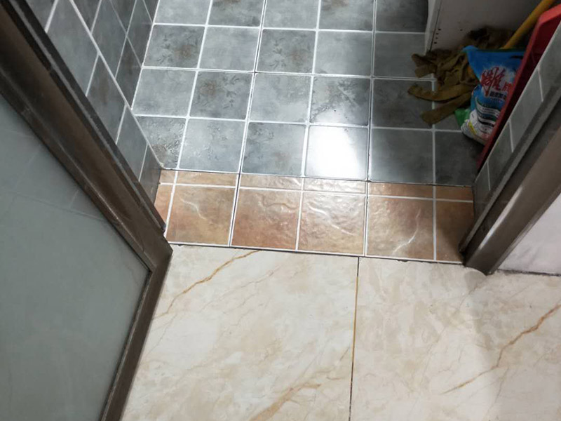 門檻石更換安裝：讓瓦工用切割機(jī)沿著大理石的邊口（縫隙）切割，然后用榔頭砸掉，再清除剩下的石材碎片就行了。當(dāng)兩個空間（例如房間）地面所用的材料質(zhì)地不同時，特別是兩種材料無法互相收口。利用門檻石分別給兩種材料收口（交圈）。這種交圈在施工中的許多地方、許多工種都廣泛運(yùn)用。比如你說的廚房與外面的房間，由于廚房多數(shù)采用地磚，其他房間則不一定是地磚，可能是地板；而地磚鋪設(shè)到門邊時往往不是整數(shù)（模數(shù)）；假設(shè)地板也是垂直與門的，這樣在兩者之間放置一塊條形石材，既可以將地磚的拼縫遮擋住，也可以遮擋住地板的拼縫。兩種材料之間有一個過度。行話說：&ldquo;交圈了&rdquo;。