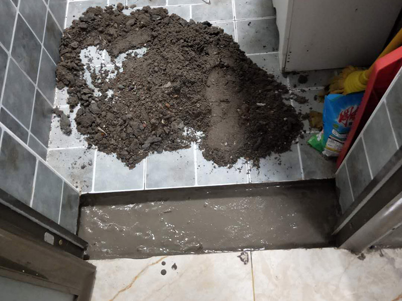 門檻石更換安裝：讓瓦工用切割機(jī)沿著大理石的邊口（縫隙）切割，然后用榔頭砸掉，再清除剩下的石材碎片就行了。當(dāng)兩個空間（例如房間）地面所用的材料質(zhì)地不同時，特別是兩種材料無法互相收口。利用門檻石分別給兩種材料收口（交圈）。這種交圈在施工中的許多地方、許多工種都廣泛運(yùn)用。比如你說的廚房與外面的房間，由于廚房多數(shù)采用地磚，其他房間則不一定是地磚，可能是地板；而地磚鋪設(shè)到門邊時往往不是整數(shù)（模數(shù)）；假設(shè)地板也是垂直與門的，這樣在兩者之間放置一塊條形石材，既可以將地磚的拼縫遮擋住，也可以遮擋住地板的拼縫。兩種材料之間有一個過度。行話說：&ldquo;交圈了&rdquo;。