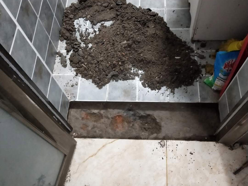 門檻石更換安裝：讓瓦工用切割機(jī)沿著大理石的邊口（縫隙）切割，然后用榔頭砸掉，再清除剩下的石材碎片就行了。當(dāng)兩個空間（例如房間）地面所用的材料質(zhì)地不同時，特別是兩種材料無法互相收口。利用門檻石分別給兩種材料收口（交圈）。這種交圈在施工中的許多地方、許多工種都廣泛運(yùn)用。比如你說的廚房與外面的房間，由于廚房多數(shù)采用地磚，其他房間則不一定是地磚，可能是地板；而地磚鋪設(shè)到門邊時往往不是整數(shù)（模數(shù)）；假設(shè)地板也是垂直與門的，這樣在兩者之間放置一塊條形石材，既可以將地磚的拼縫遮擋住，也可以遮擋住地板的拼縫。兩種材料之間有一個過度。行話說：&ldquo;交圈了&rdquo;。