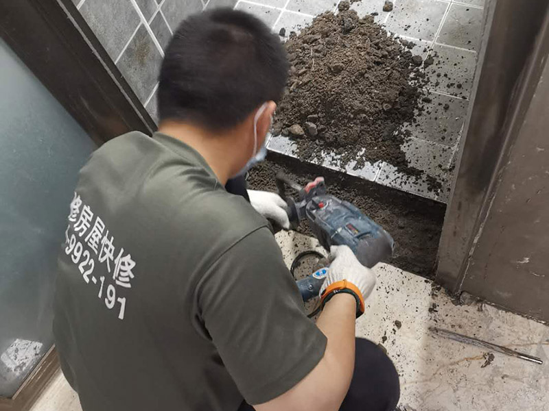 門檻石更換安裝：讓瓦工用切割機(jī)沿著大理石的邊口（縫隙）切割，然后用榔頭砸掉，再清除剩下的石材碎片就行了。當(dāng)兩個空間（例如房間）地面所用的材料質(zhì)地不同時，特別是兩種材料無法互相收口。利用門檻石分別給兩種材料收口（交圈）。這種交圈在施工中的許多地方、許多工種都廣泛運(yùn)用。比如你說的廚房與外面的房間，由于廚房多數(shù)采用地磚，其他房間則不一定是地磚，可能是地板；而地磚鋪設(shè)到門邊時往往不是整數(shù)（模數(shù)）；假設(shè)地板也是垂直與門的，這樣在兩者之間放置一塊條形石材，既可以將地磚的拼縫遮擋住，也可以遮擋住地板的拼縫。兩種材料之間有一個過度。行話說：&ldquo;交圈了&rdquo;。