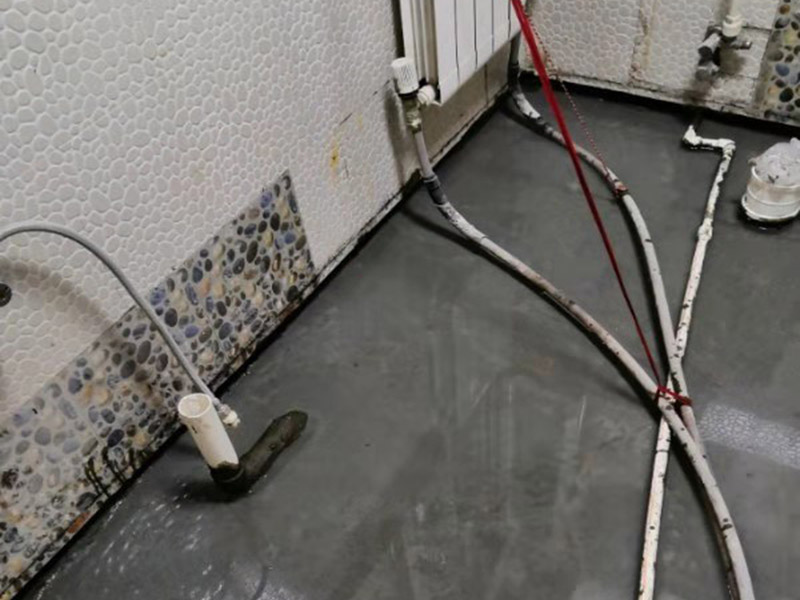 衛(wèi)生間閉水試驗(yàn)：防水施工驗(yàn)收，需要進(jìn)行兩次閉水試驗(yàn)。但是沒有規(guī)定兩次閉水試驗(yàn)都是在什么時(shí)候做，所以不同地區(qū)、不同裝修公司，做兩次試驗(yàn)的時(shí)間也不同。常見兩種做法： 1.第一次防水試驗(yàn)在防水層施工完成，保護(hù)層施工之前進(jìn)行，這種做法可以及早找出防水層施工的錯(cuò)誤，并及時(shí)進(jìn)行改正。 第二次防水試驗(yàn)在保護(hù)層施工完成后進(jìn)行，這一次試驗(yàn)也是業(yè)主、物業(yè)對(duì)防水工程的驗(yàn)收。 2.第一次防水試驗(yàn)在防水完全施工后（保護(hù)層也施工完成），驗(yàn)收也是在此時(shí)進(jìn)行。 第二次防水試驗(yàn)在地面、潔具施工完成后（入住前）。這樣做的好處，是可以檢查在地面施工時(shí)，是否對(duì)防水層造成了破壞。 無論使用哪種做法，在發(fā)現(xiàn)防水施工錯(cuò)誤之后，應(yīng)立刻進(jìn)行維修。且維修后應(yīng)該重新做兩次閉水試驗(yàn)。