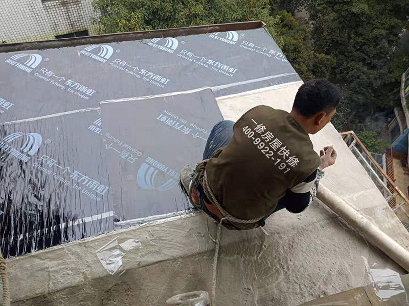 露臺(tái)屋頂防水：1.把基面處理成堅(jiān)固、平整、干凈,無灰塵、油膩、蠟等以及其它碎屑物質(zhì);基面有孔隙、裂縫、不平等缺陷的,須預(yù)先用水泥砂漿修補(bǔ)抹平2.選擇適合家裝的防水材料。防水材料建議選擇柔嫩型的聚合物水泥基防水涂/漿料。3.注意防水要施工到位。