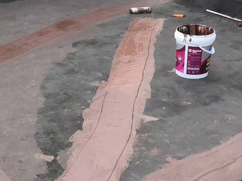 樓頂屋面防水涂刷：1．在干燥表基面上施工防水涂料前應先濕潤基du面至無明水為準，若基面潮濕但無明水可直接施工。2．按配比先將防水漿料乳液倒入拌料桶中，然后再將粉料倒入，充分攪拌至均勻、無料粒糊狀，靜置十分鐘后再攪拌一下，效果更佳。3．用毛刷或滾刷直接將膠漿涂刷在基面上，待第一層完全干透后（約2小時或手擦不粘為準），再涂刷第二遍，兩遍的涂刷方向應交錯。