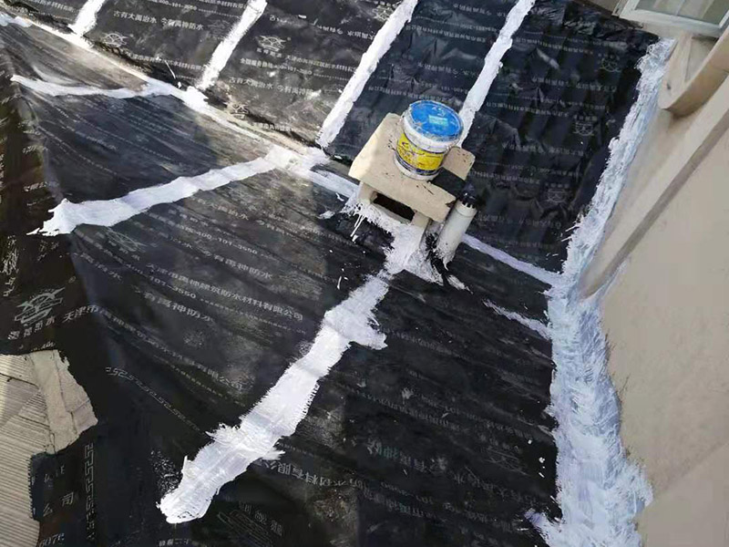 屋頂瓦房鋪防水卷材：1.可以在房子上面鋪上防雨布。2.最好是在瓦下面刷上防雨的材料，之后再鋪瓦。3.可以做防水吊頂。4.傳統(tǒng)的防水補(bǔ)漏。