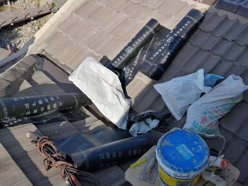 屋頂瓦房鋪防水卷材：1.可以在房子上面鋪上防雨布。2.最好是在瓦下面刷上防雨的材料，之后再鋪瓦。3.可以做防水吊頂。4.傳統(tǒng)的防水補(bǔ)漏。