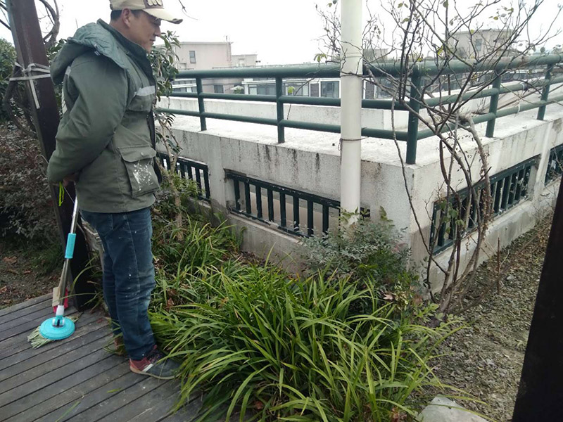 屋頂露臺看現(xiàn)場：如果防水師傅沒有檢驗基層，直接就刷防水涂料的話，那么基層比較差，后期肯定會發(fā)生滲漏問題的。當然，有的朋友會說，即便發(fā)生這種情況，后果也是該師傅來承擔的。但事實上，真的沒有人會希望發(fā)生問題，畢竟在出現(xiàn)問題之后，會給自己生活帶來很大的麻煩。